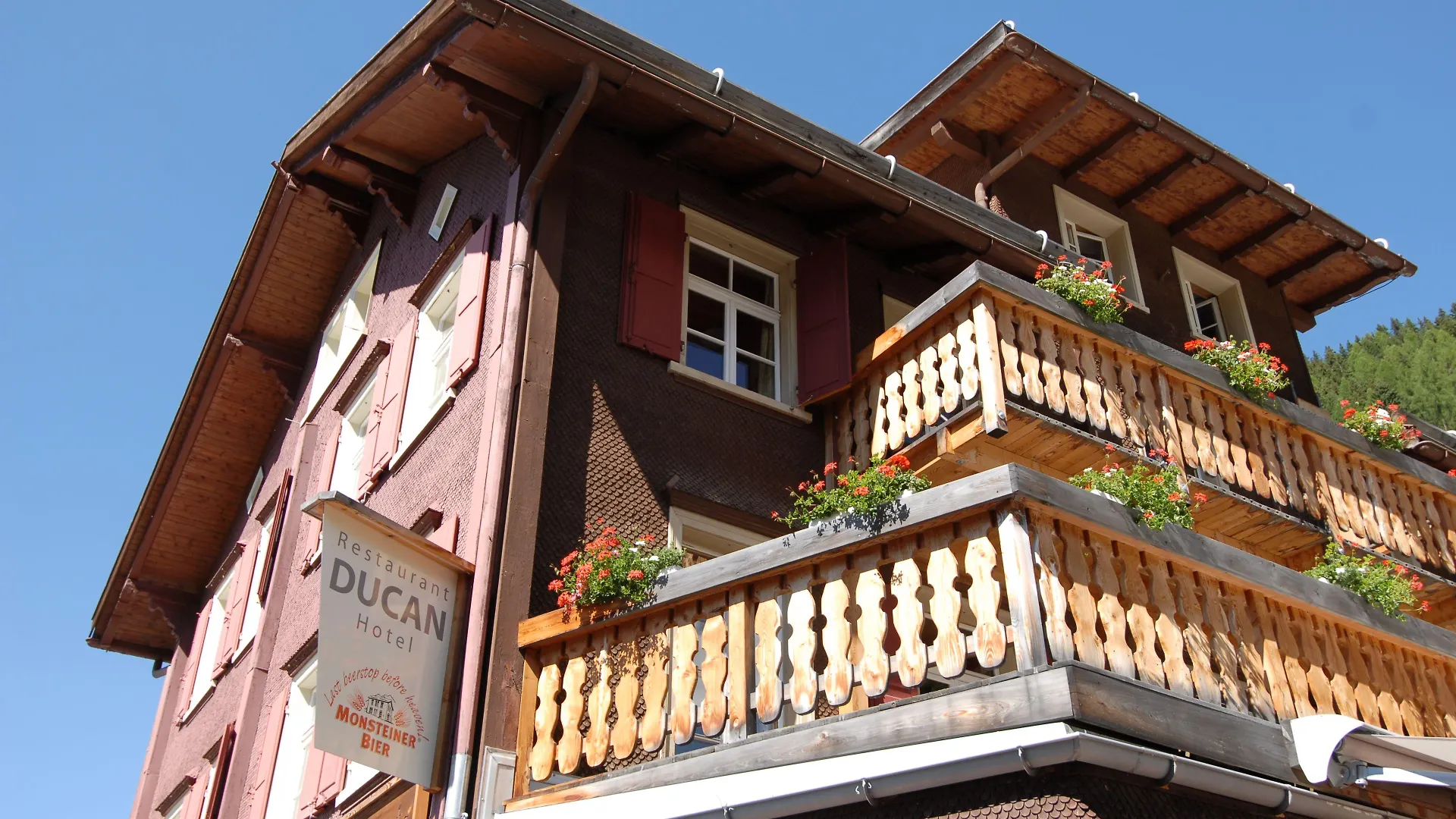 Nahe der Rinerhorn-Bahn übernachten: 13 zentrale Hotels in Davos verglichen