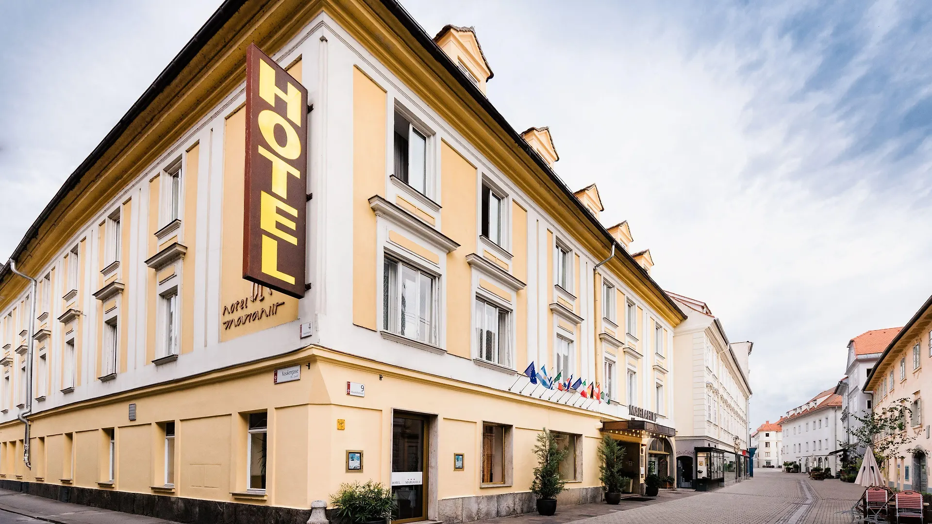 14 Flughafen-Hotels beim Johann Puch-Museum Graz