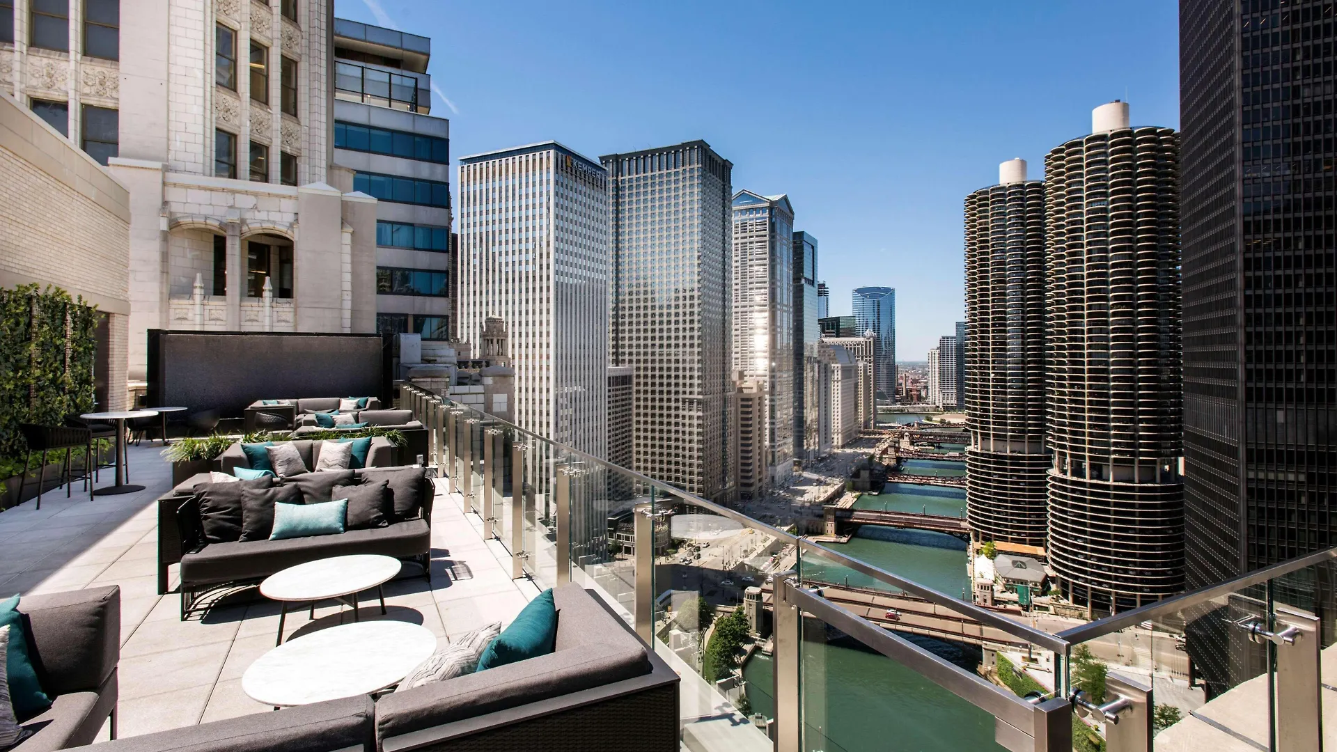 Staying In Near East Side: 2 Design Hotels Verglichen